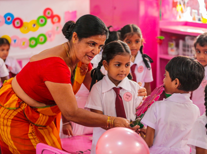 பாடசாலை பிள்ளைகளிற்கு எழுதுவினைப் பொருட்களை பெற்றுக்கொள்வதற்கான கொடுப்பனவுகள்