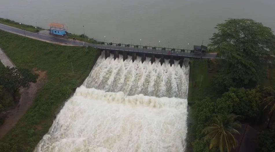 தற்போதைய அதிக மழை காரணமாக பொலன்னறுவை மாவட்டத்தின் பிரதான குளங்கள் அனைத்தும் அதிகபட்ச நீர் கொள்ளளவை எட்டியுள்ளன