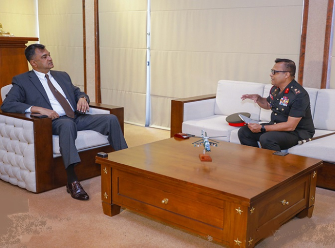 DSCSC யின் கட்டளை அதிகாரி பாதுகாப்பு செயலாளரை மரியாதையின் நிமித்தம் சந்தித்தார்