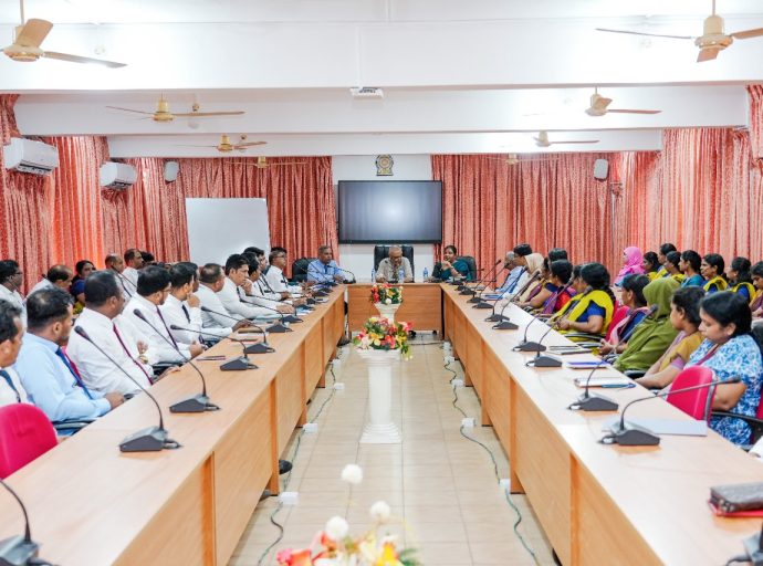 கிழக்கு மாகாண ஆளுநர் கிழக்கு மாகாண கல்வித் திணைக்களத்திற்கு ஆய்வு விஜயம் 