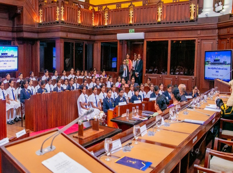 விசேட மாணவர் பாராளுமன்ற அமர்வில் பங்கேற்பதற்கு விசாகா கல்லூரி மாணவிகள் பழைய பாராளுமன்றத்திற்கு வருகை