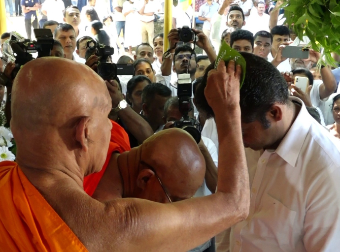 தலைக்கு எண்ணெய் வைக்கும் அரச விழா கண்டி ஸ்ரீ மஹா நாத விகாரையில் இடம்பெற்றது