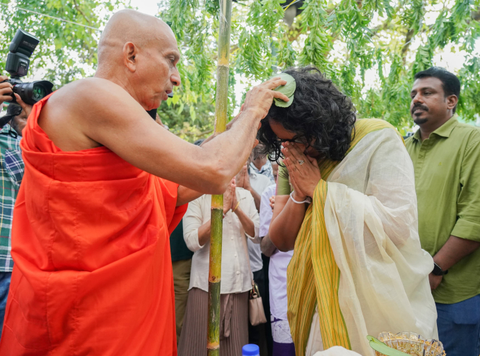 புத்தாண்டு தலைக்கு எண்ணெய் தேய்க்கும் நிகழ்வில் பிரதமர் பங்கேற்பு