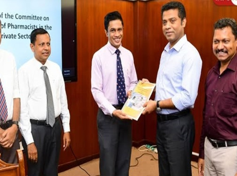 தனியார் துறை மருந்தகங்களில் உள்ள மருந்தாளுநர் ஊழியர்களின் பிரச்சினைகள் மற்றும் பிற பிரச்சினைகளுக்கு தீர்வு காணும் குழுவின் அறிக்கை சுகாதார அமைச்சரிடம் ஒப்படைக்கப்பட்டது