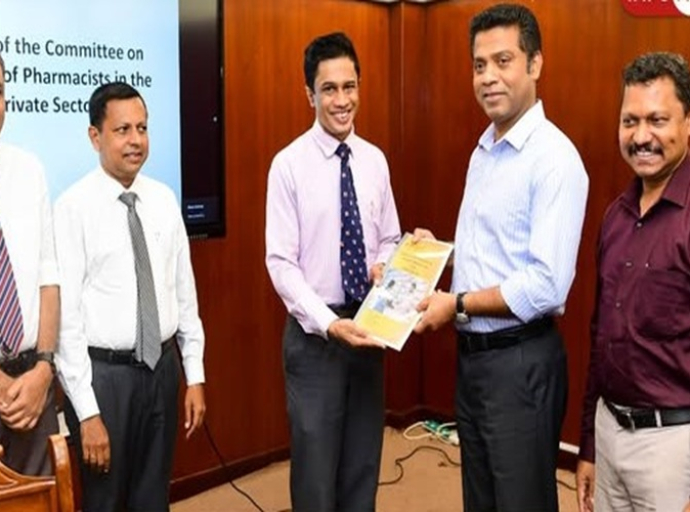 தனியார் துறை மருந்தகங்களில் உள்ள மருந்தாளுநர் ஊழியர்களின் பிரச்சினைகள் மற்றும் பிற பிரச்சினைகளுக்கு தீர்வு காணும் குழுவின் அறிக்கை சுகாதார அமைச்சரிடம் ஒப்படைக்கப்பட்டது