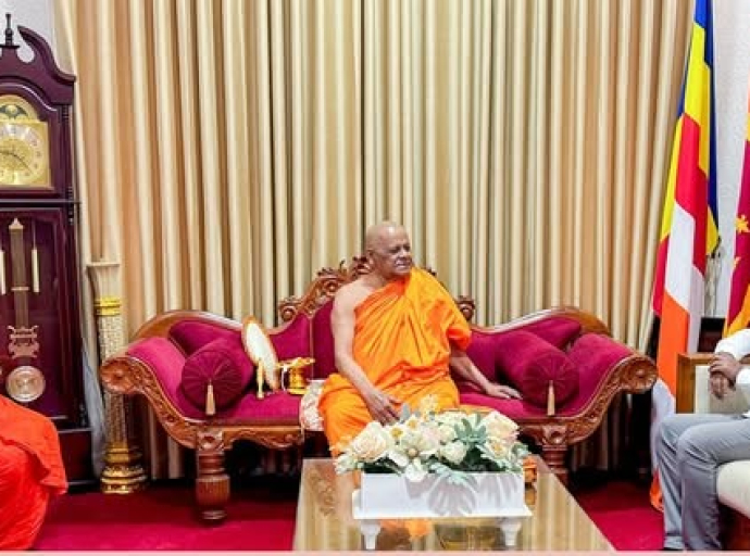 ஜனாதிபதி மல்வத்து மற்றும் அஸ்கிரி மகாநாயக்க தேரர்களைச் சந்தித்தார்
