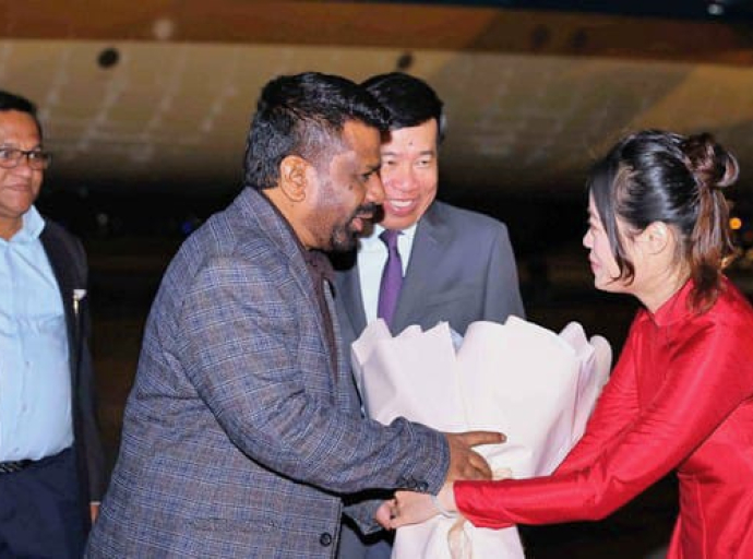 வியட்நாமின் நோய் பாய் சர்வதேச விமான நிலையத்தில் ஜனாதிபதிக்கு அமோக வரவேற்பளிக்கப்பட்டது