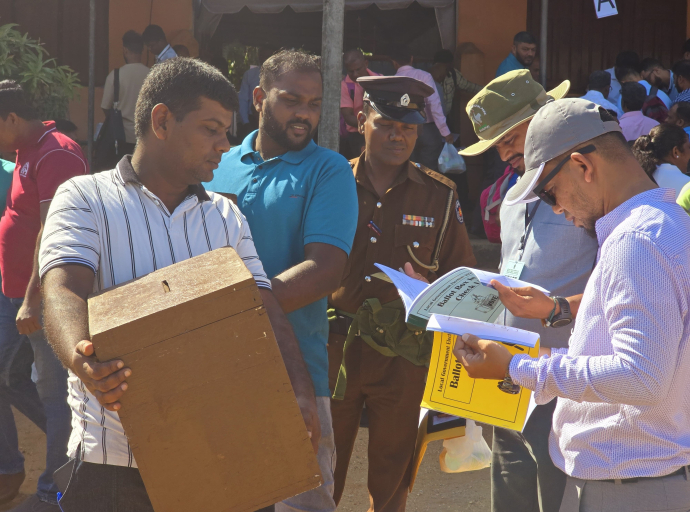 திருகோணமலை மாவட்டத்தில் 321 வாக்களிப்பு நிலையங்களுக்குரிய வாக்குப்பெட்டிகள் விநியோகம்