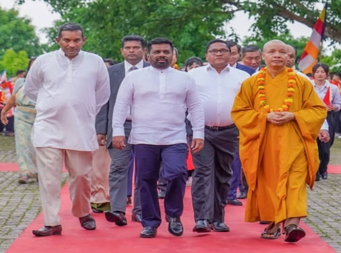 ஜனாதிபதி பாய் டின் (Bai Dinh) விகாரையில் வழிபாடுகளில் ஈடுபட்டார்ஜனாதிபதிக்கு வியட்நாம் மக்களின் அமோக  வரவேற்பு