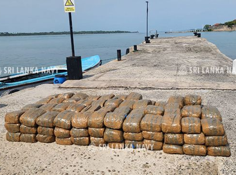 120 மில்லியன் ரூபாவை விட பெறுமதியான 301 கிலோகிராம் கேரளா கஞ்சாவுடன் மூன்று சந்தேக நபர்கள் வடகடலில் கடற்படையினரால் கைப்பற்றப்பட்டனர்