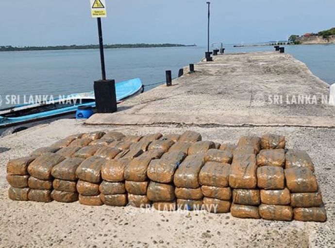 120 மில்லியன் ரூபாவை விட பெறுமதியான 301 கிலோகிராம் கேரளா கஞ்சாவுடன் மூன்று சந்தேக நபர்கள் வடகடலில் கடற்படையினரால் கைப்பற்றப்பட்டனர்