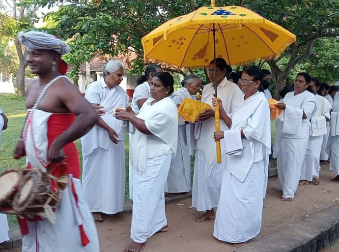 வெசாக் பௌர்ணமி போயா தினத்தை அனுசரிப்பதற்காக நேற்று வவுனியாவில் உள்ள விகாரைகளுக்கு ஏராளமான மக்கள் வருகை தந்திருந்தனர்.
