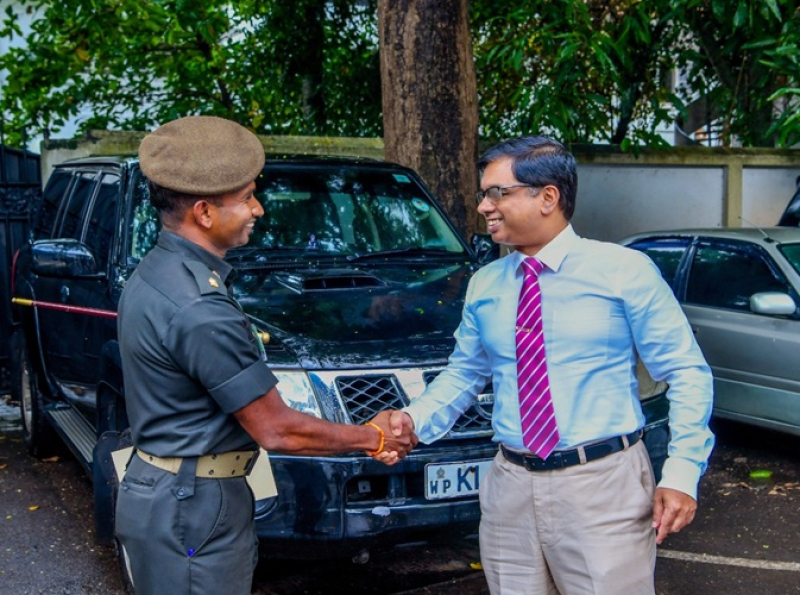 யுத்தத்தினால் அங்கவீனமடைந்து பராமரிக்கப்பட்டு வரும் படை வீரர்களின் பயன்பாட்டிற்காக ஜனாதிபதி அலுவலக வாகனங்கள் கையளிப்பு