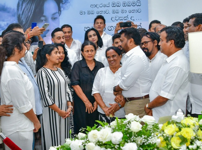 பிரபல நடிகை மாலனி பொன்சேகாவின் பூதவுடலுக்கு ஜனாதிபதி இறுதி அஞ்சலி