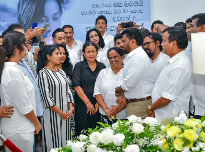 பிரபல நடிகை மாலனி பொன்சேகாவின் பூதவுடலுக்கு ஜனாதிபதி இறுதி அஞ்சலி