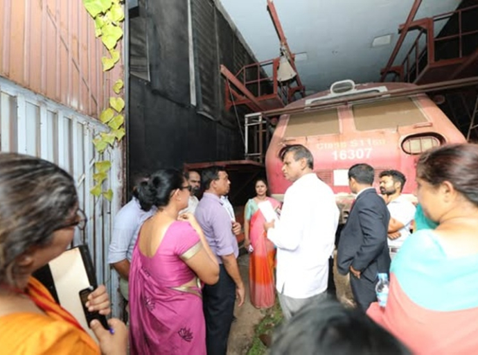 கோபா குழுவின் உறுப்பினர்கள் இரத்மலானை புகையிரத பராமரிப்பு வேலைத்தளத்திற்கு கள விஜயம்