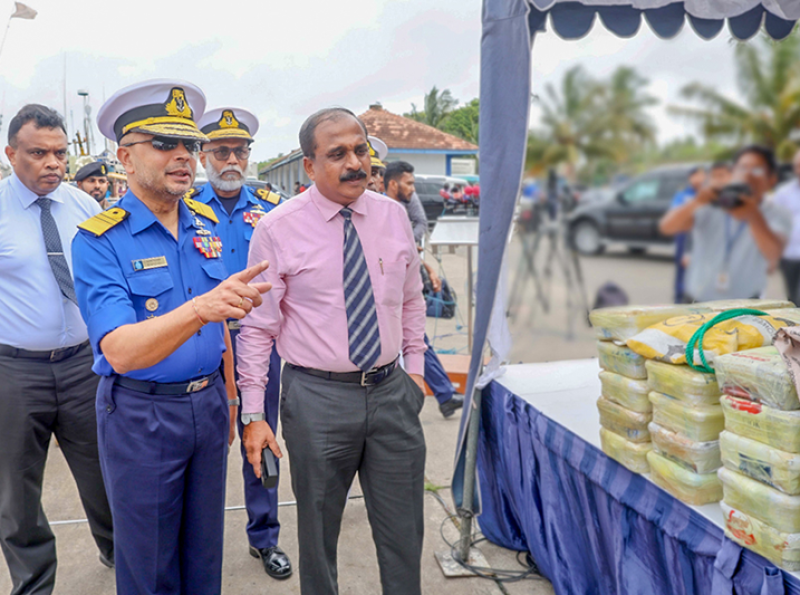 திக்கோவிட்ட மீன்பிடி துறைமுகத்தில் இலங்கை கடற்படையினரால் கைப்பற்றப்பட்ட போதைப் பொருட்களை பாதுகாப்பு பிரதி அமைச்சர் பார்வையிட்டார்
