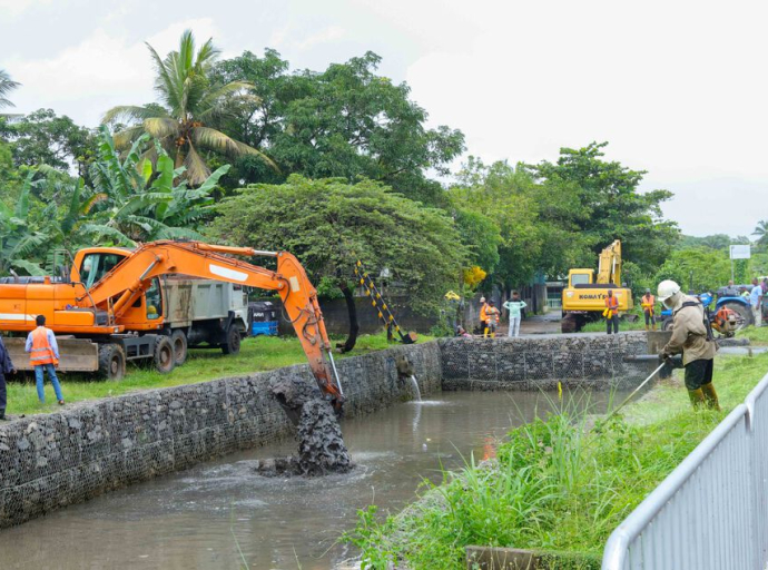 உலக சுற்றாடல் தினத்தை முன்னிட்டு &quot;Clean Sri Lanka&quot; ஒத்துழைப்புடன் கொழும்பு மற்றும் அதனை அண்டிய பகுதிகளில் வாய்க்கால்களை தூய்மைப்படுத்தும் வேலைத்திட்டம்