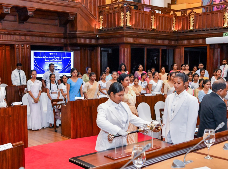நுகேகொட மகாமாயா மகளிர் கல்லூரியின் மாணவர் பாராளுமன்ற ஆரம்ப அமர்வு  பழைய பாராளுமன்ற சபாபீடத்தில்
