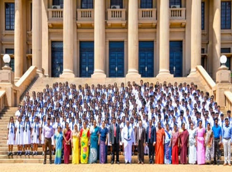 நிட்டம்புவ சங்கபோதி தேசியப் பாடசாலையின் மாணவர்கள் ஜனாதிபதி மாளிகையைப் பார்வையிட்டனர்
