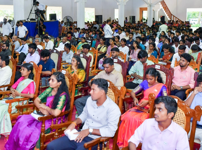 ஜனாதிபதி நிதியத்தினால் உயர்தரத்தில் சிறந்த பெறுபேறுகளைப்பெற்ற மாணவர்களுக்கு பாராட்டு