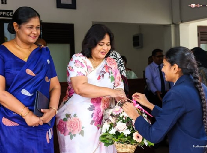விசாகா வித்தியாலயத்தின் மாணவர் பாராளுமன்றத்தின் உத்தியோகபூர்வ சின்னஞ்சூட்டும் நிகழ்வு பாராளுமன்ற செயலாளர் தலைமையில்