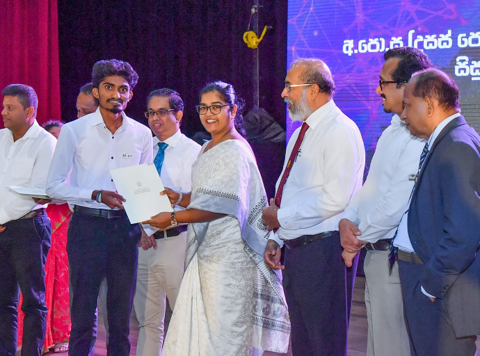 உயர்தரப் பரீட்சையில் சிறந்த பெறுபேறுகளைப் பெற்ற மாணவர்கள் ஜனாதிபதி நிதியத்தினால் கௌரவிப்பு