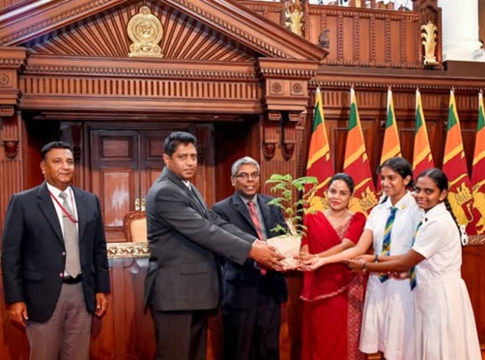 கண்டி உயர் பெண்கள் பாடசாலை மாணவிகள் ஜனாதிபதி செயலகம் மற்றும் ஜனாதிபதி மாளிகைக்கு விஜயம்