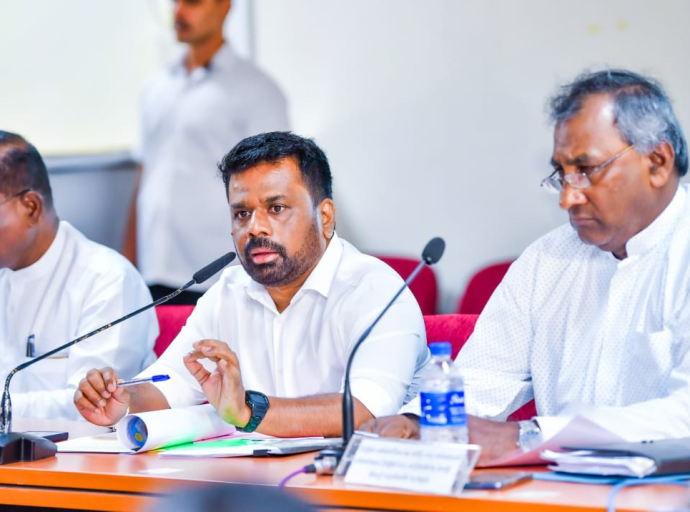 மக்களுக்கு சிறந்த வாழ்க்கைத் தரத்தைப் பெற்றுக் கொடுப்பதற்கு அரசியல் அதிகாரமும் அரச அதிகாரிகளும் கூட்டாக செயற்பட வேண்டும் - ஜனாதிபதி 