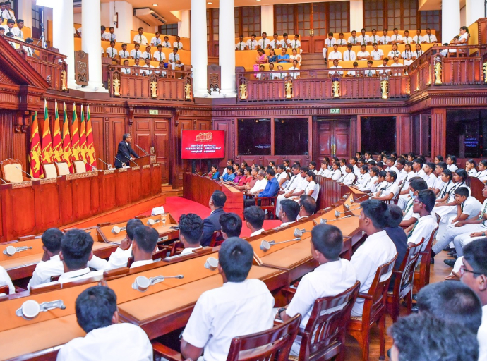 குருநாகல் மாவத்தகம மத்திய மகா வித்தியாலயம் மற்றும் திருகோணமலை ஸ்ரீ கோணேஷ்வரா இந்து வித்தியாலயத்தின் மாணவர்கள் ஜனாதிபதி மாளிகைக்கு விஜயம்