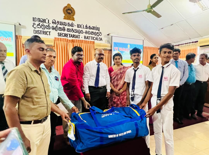 மட்டக்களப்பில் விளையாட்டுத்துறை அமைச்சர்  பாடசாலை மாணவர்களுக்கு விளையாட்டு உபகரணங்களை வழங்கி வைத்தார்.