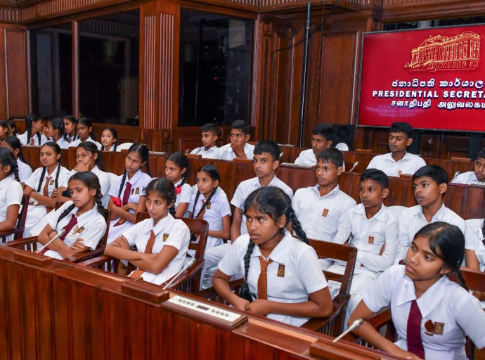 கண்டி வித்யாலோக, வெரங்கெடகொட வித்யாலோக மற்றும் திகம்பதஹ கனிஷ்ட பாடசாலை என்பவற்றின் மாணவர்கள் ஜனாதிபதி மாளிகைக்கு வருகை   