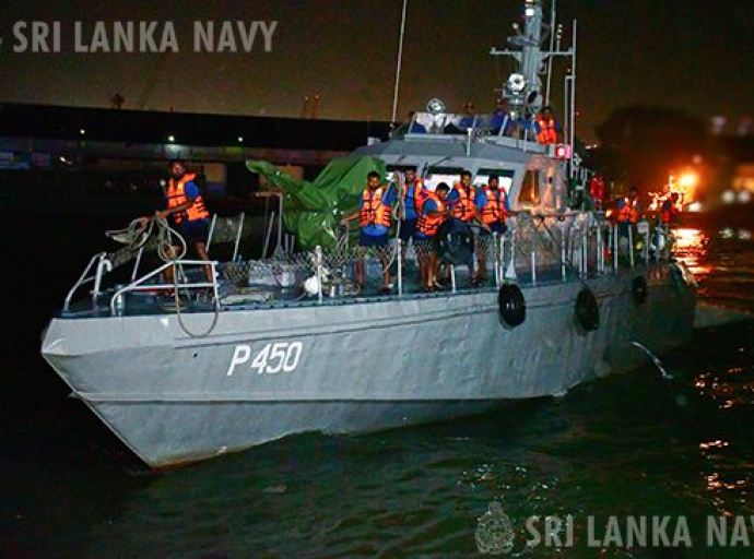 மேற்கு கடலில் கவிழ்ந்த மீன்பிடி படகிலிருந்து 03 மீனவர்களை கடற்படையினர் மீட்டனர்