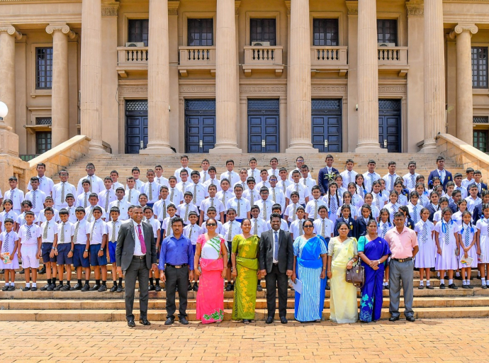 கொழும்பு மகாநாம கல்லூரி மற்றும் பொலன்னறுவை தம்மின்ன கல்லூரி மாணவர்கள் ஜனாதிபதி மாளிகையை பார்வையிட்டனர்