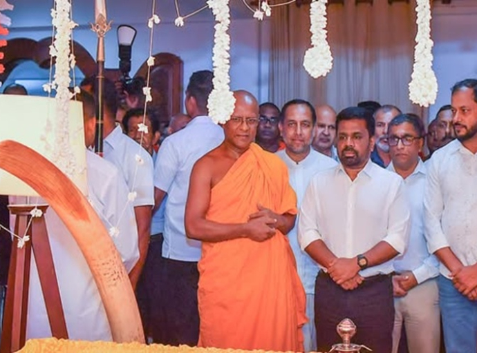 அதி வணக்கத்திற்குரிய ஆனமடுவ ஸ்ரீ தம்மதஸ்ஸி அனுநாயக்க தேரரின் புனித பூதவுடலுக்கு ஜனாதிபதி இறுதி அஞ்சலி செலுத்தினார்