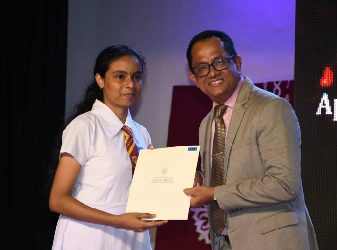 உயர் தரப் பரீட்சையில் சிறப்பு சித்தியை பெற்ற 360 மாணவர்களுக்கு ஜனாதிபதி நிதியத்தினூடாக பணப்பரிசில்களும் கெளரவமும் வழங்கப்பட்டன