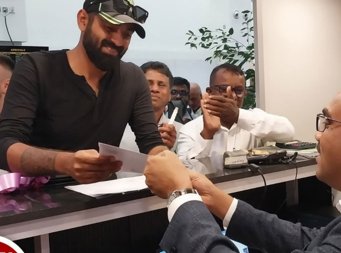 வெளிநாட்டு சுற்றுலாப் பயணிகளுக்கு  மிகக் குறுகிய காலத்தில் விமான நிலையத்தில் செல்லுபடியாகும் சாரதி அனுமதிப் பத்திரம்