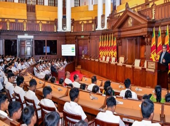 சீப்புகுளம் தம்மென்னாவ வேலுசுமன கல்லூரி மாணவர்கள் ஜனாதிபதி அலுவலகம் மற்றும் ஜனாதிபதி மாளிகையை பார்வையிட்டனர்