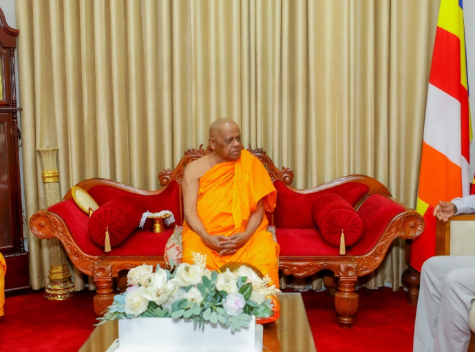 ஜனாதிபதி மல்வத்து, அஸ்கிரி மகாநாயக்க தேரர்களை சந்தித்தார்