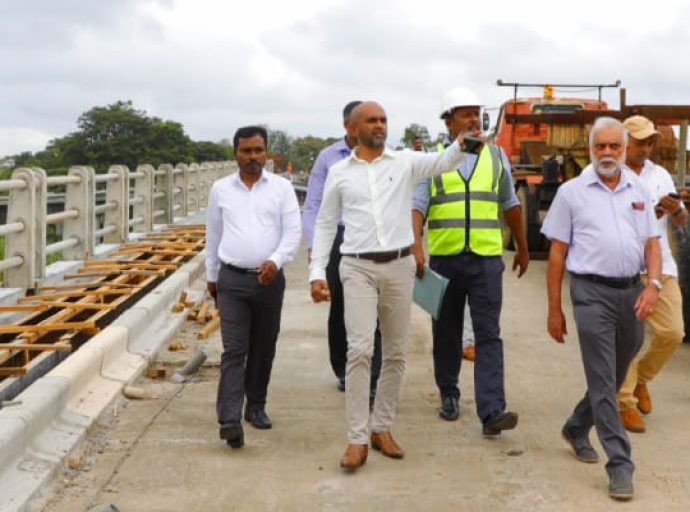 நாவல பாலத்தின் நிருமாணப் பணிகளை  போக்குவரத்து மற்றும் நெடுஞ்சாலைகள் பிரதி அமைச்சர் கண்காணிப்பி