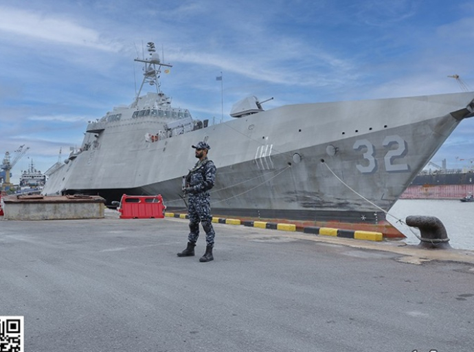 அமெரிக்காவின் USS SANTA BARBARA கப்பலை பாதுகாப்பு பிரதி அமைச்சர் பார்வையிட்டார்