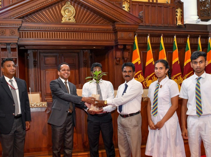 தெல்தோட்டை கரகஸ்கட மத்திய கல்லூரி மற்றும் கடுகஸ்தோட்டை  உடுவாவல கனிஷ்ட வித்தியாலய மாணவர்கள் ஜனாதிபதி செயலகத்திற்கு வருகை கண்டி, தெல்தோட்டை கரகஸ்கட மத்திய கல்லூரி  மற்றும் கடுகஸ்தோட்டை  உடுவாவல கனிஷ்ட வித்தியாலய மாணவர்களுக்கு நேற்று (19) ஜனாதிபதி செயலகத்தி