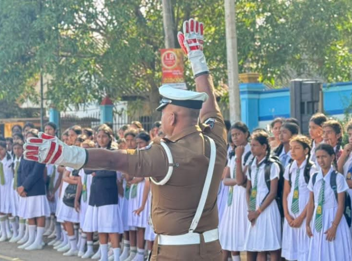 வீதிப் போக்குவரத்து, பாதுகாப்பான பயணம் தொடர்பாக பாடசாலை மாணவர்களுக்கு விழிப்புணர்வு செயலமர்வு யாழ்ப்பாணத்தில் 