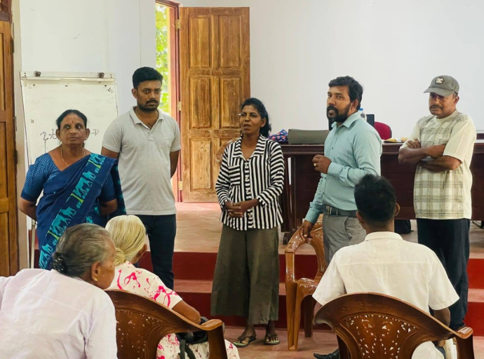 சுய உதவிக் குழுக்களை உருவாக்குதல் மற்றும் வலுப்படுத்தல்.