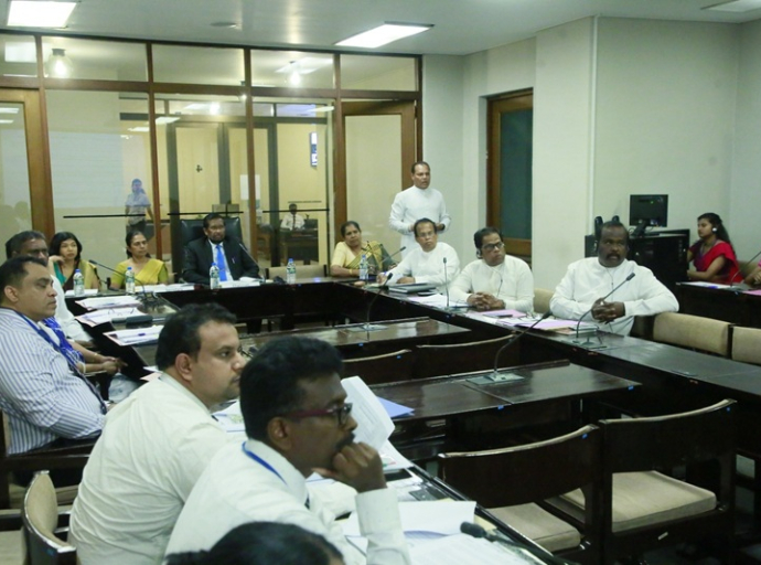 ஒரு செயற்திறன் அறிக்கை மற்றும் ஆண்டறிக்கைகளுக்கு சுகாதாரம், வெகுசன ஊடகம் மற்றும் மகளிர் வலுவூட்டல் பற்றிய துறைசார் மேற்பார்வைக் குழுவில் அனுமதி