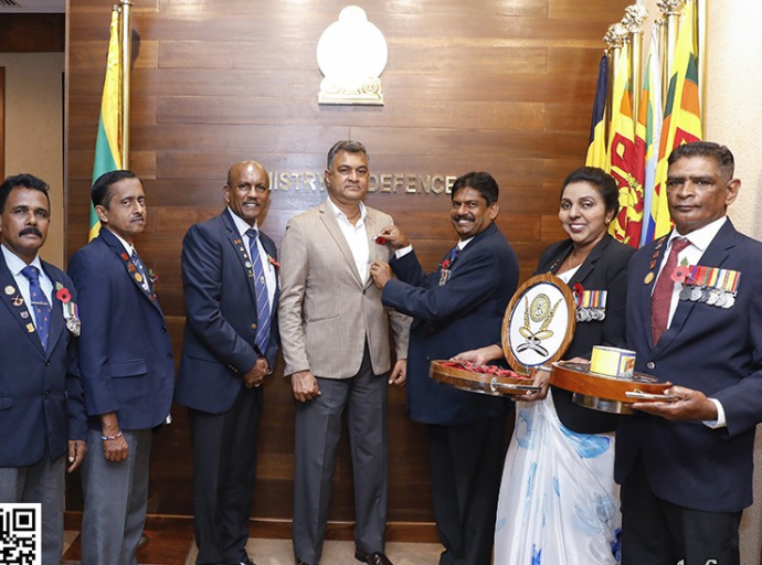 பாதுகாப்புச் செயலாளருக்கு பொப்பி மலர் அணிவிப்பு
