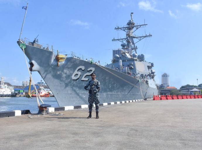 அமெரிக்க கடற்படைக்கு சொந்தமான ‘USS FITZGERALD’ என்ற கப்பல் கொழும்பு துறைமுகத்தை வந்தடைந்தது 
