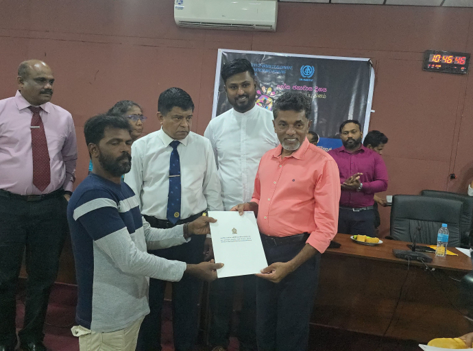 திருகோணமலையில் மீளக்குடியேறிய வீடற்ற நபர்களுக்கு வீட்டு உரிமைச் சான்றிதழ்கள் வழங்கும் நிகழ்வு