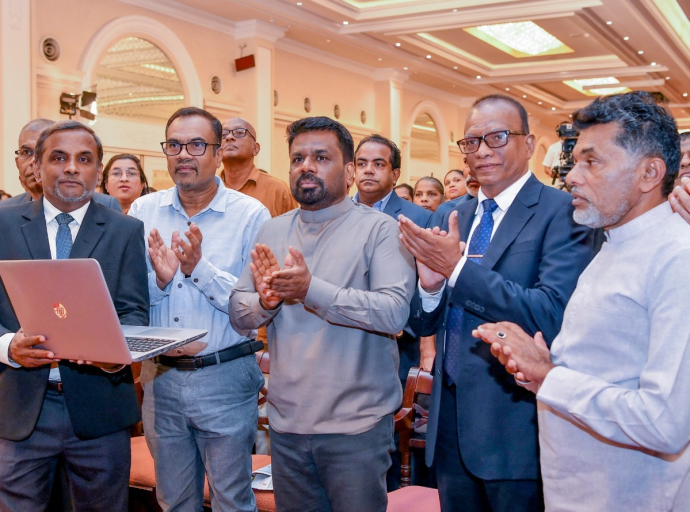 குறைந்த வருமானம் பெறும் குடும்பங்களுக்கான வீடுகளை நிர்மாணிக்கும் திட்டத்தின் கீழ் கட்டி முடிக்கப்பட்ட 1000 வீடுகள் பொதுமக்களிடம் கையளிப்பு 