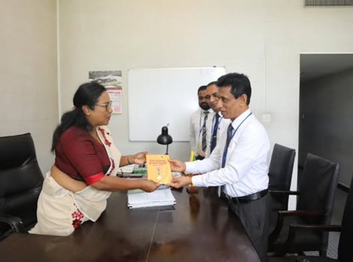 வீதிப் பாதுகாப்பு செயற்றிட்டம் 2025-2026’ புத்தகம் மற்றும் 6 பாரிய வீதி விபத்துக்கள் குறித்த அறிக்கை பாராளுமன்ற நூலகத்திற்கு